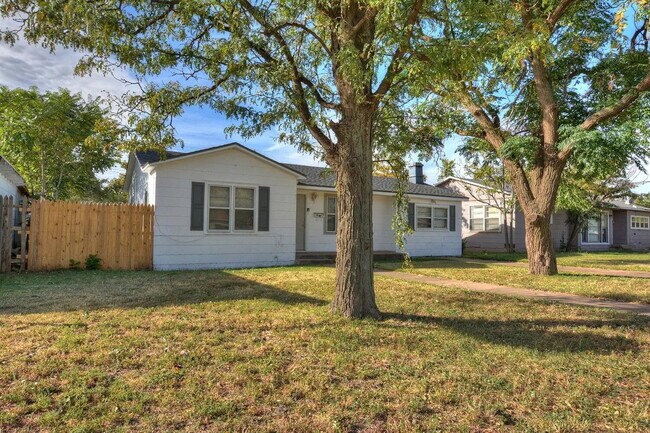 Building Photo - Cute 2/1 with Tons of Space!