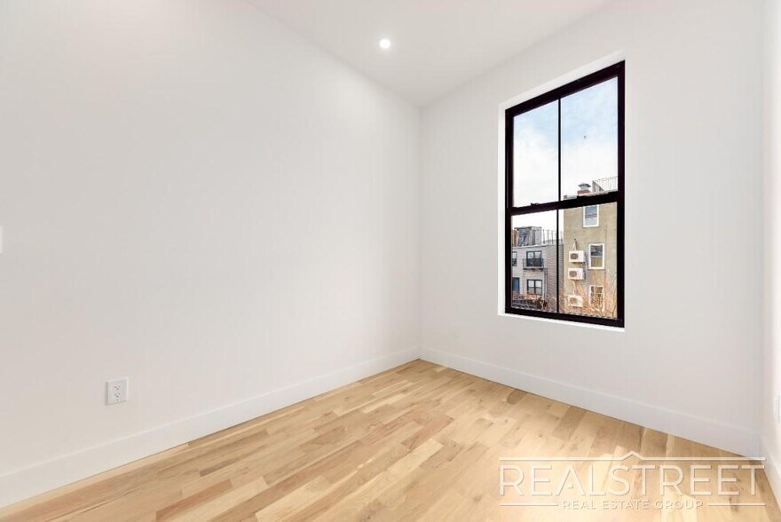 Building Photo - Marconi Place