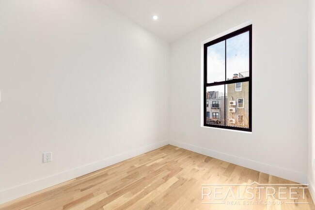 Building Photo - Marconi Place