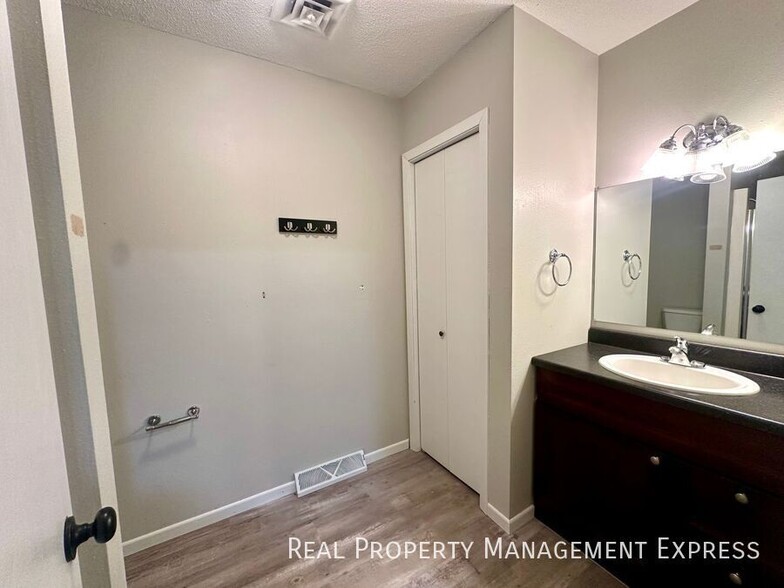 Building Photo - 5 Bedroom 4 Bath Home Blending Luxury and ...