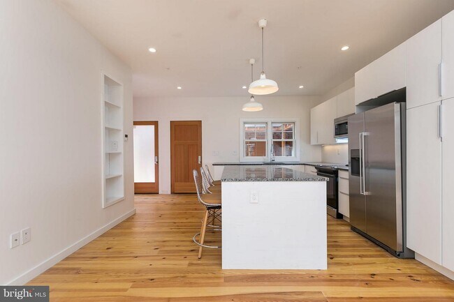 Building Photo - 3400 Roland Ave