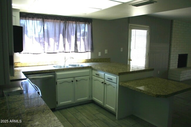 Building Photo - 2217 S Las Flores