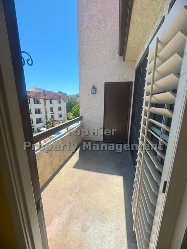 Building Photo - Upgraded Top-Floor 2 bed/ 2 bath with Pool...