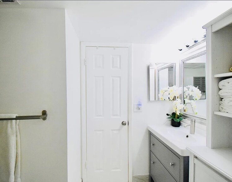 Building Photo - 2881 N Oakland Forest Dr