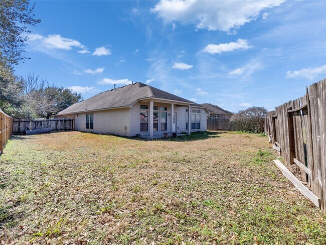 Building Photo - 5643 Walnut Glen Ln