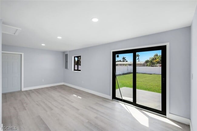 Building Photo - 1389 Pine Ave