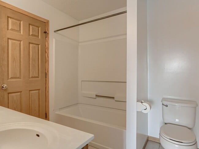 Building Photo - Stunning Woodbury Townhome -- NEW CARPET A...