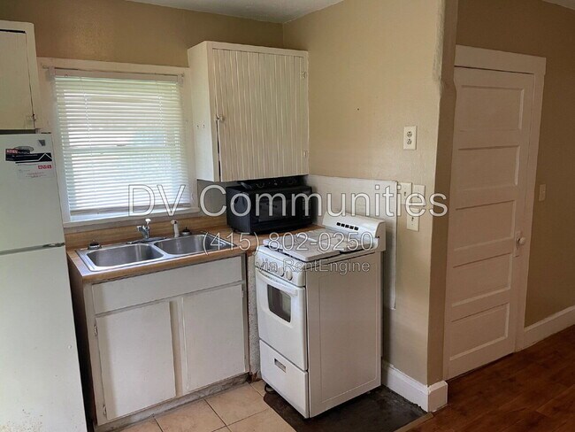 Building Photo - 1648 27th Ave N