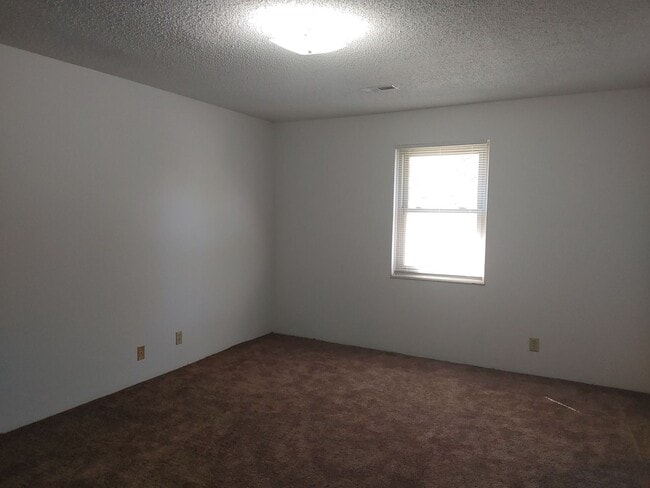 Building Photo - 522 Boxwood Dr