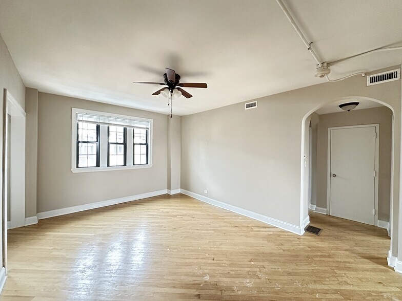 Building Photo - 901 Green Bay Rd