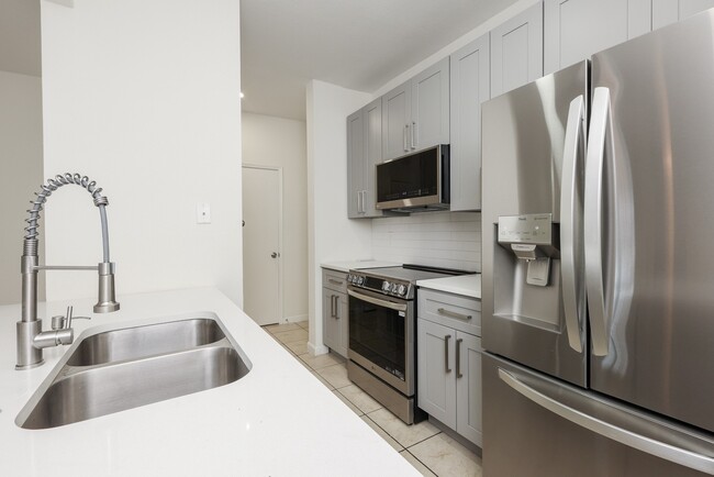 Building Photo - 17441 Red Oak Dr