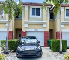 Building Photo - 4935 SW 66th Ter