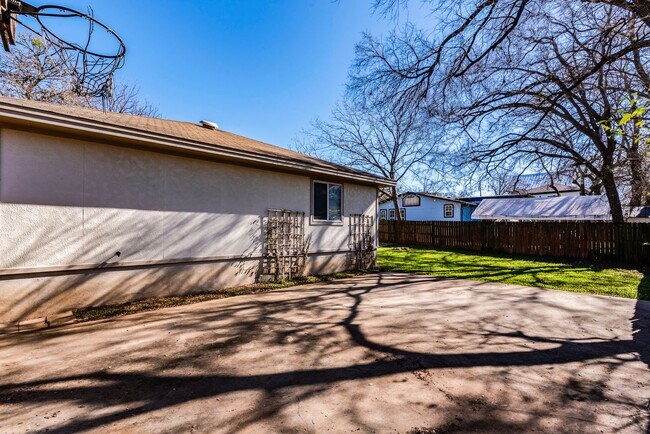 Building Photo - Charming 3 bedroom, 2 bathroom home in the heart of East Austin