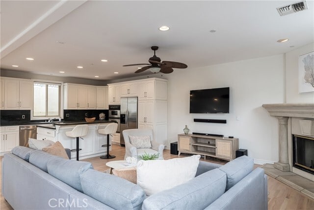 Building Photo - 604 Manhattan Beach Blvd