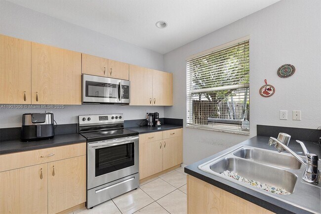 Building Photo - 1431 SE 18th Terrace