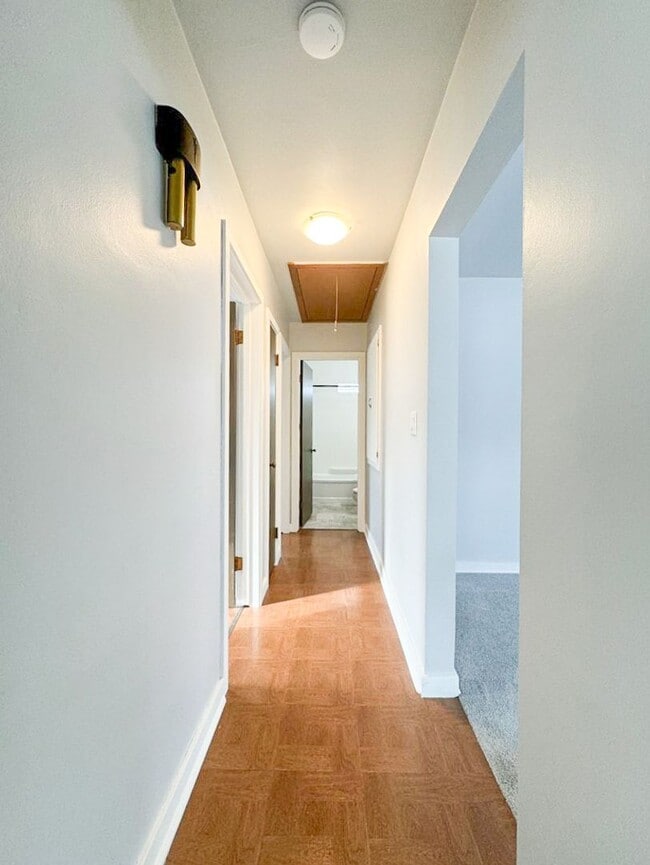 Building Photo - Beautiful 3 Bedroom 1 Bath Ranch Style Single Family Home!