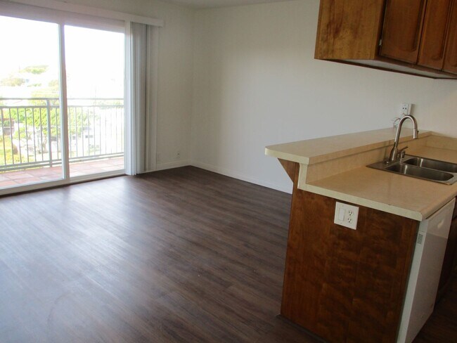 Building Photo - Desirable Pt Loma Fully Updated 1 BDR 1 BA Apartment.
