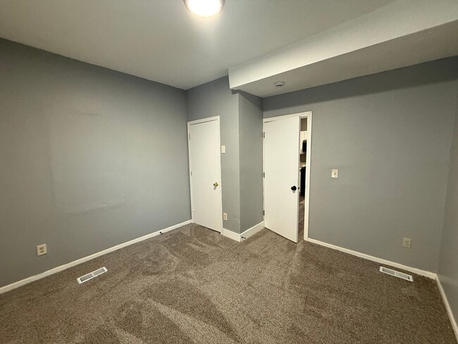 Building Photo - Large 6 Bed Single Family Home in MPLS!