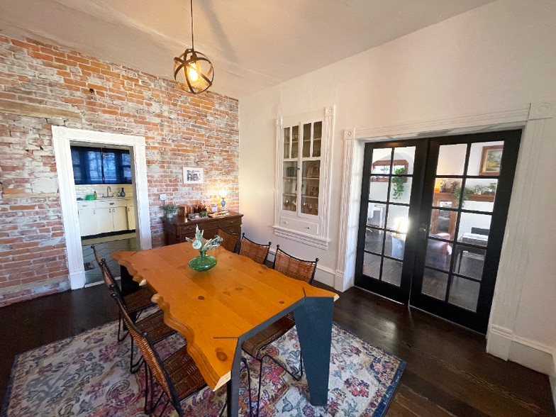 Building Photo - 711 W 5th St