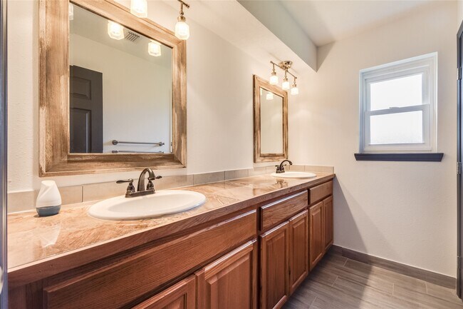 Building Photo - 2004 Sleepy Hollow Dr