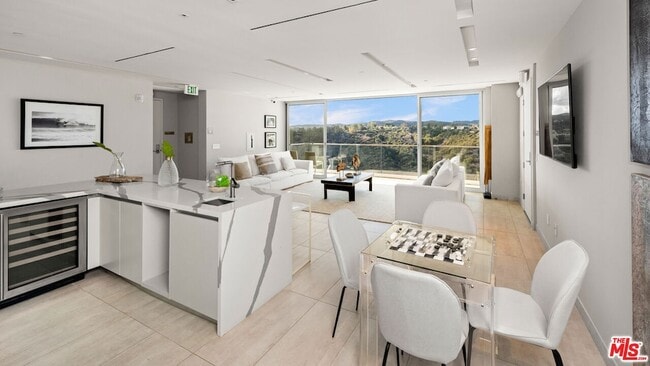 Building Photo - 2391 Roscomare Rd