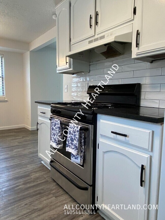 Building Photo - 1809 SE 12th St