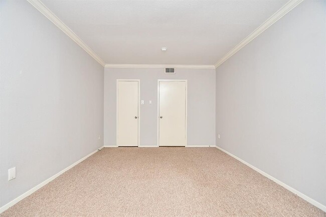 Building Photo - 2230 S Piney Point Rd