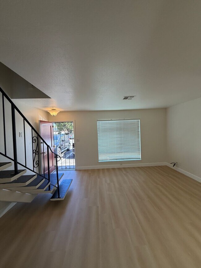 Building Photo - 490 Edgewood Dr