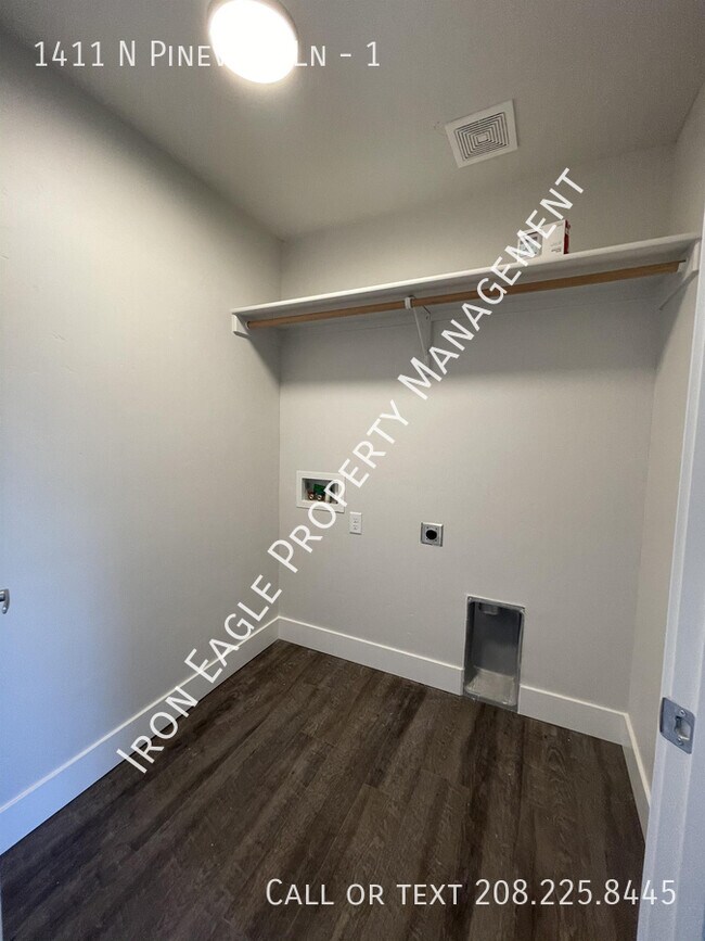 Building Photo - 1411 N Pineview Ln