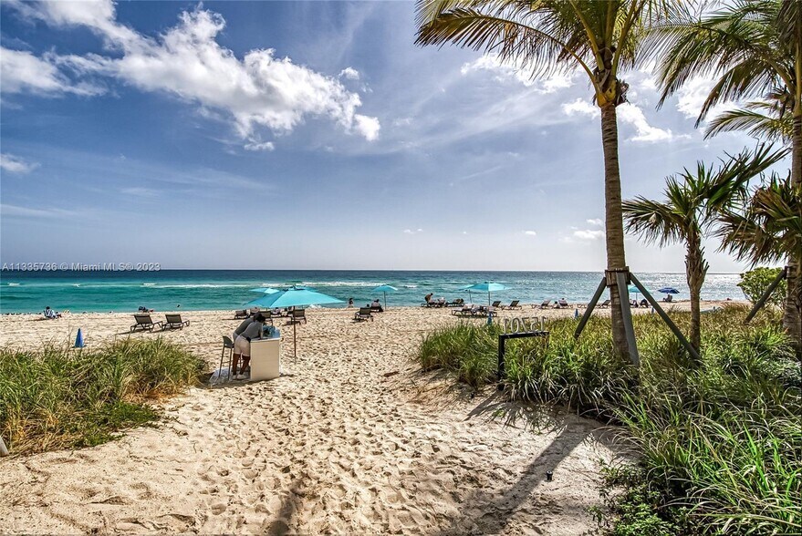 Building Photo - 15701 Collins Ave