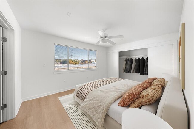 Building Photo - 2200 Dickson Dr