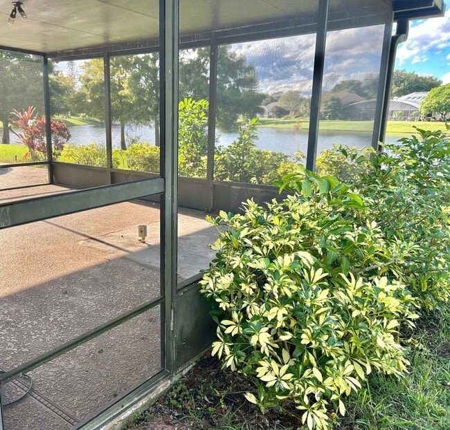 Building Photo - Waterfront Pool Home in Waterford Lakes