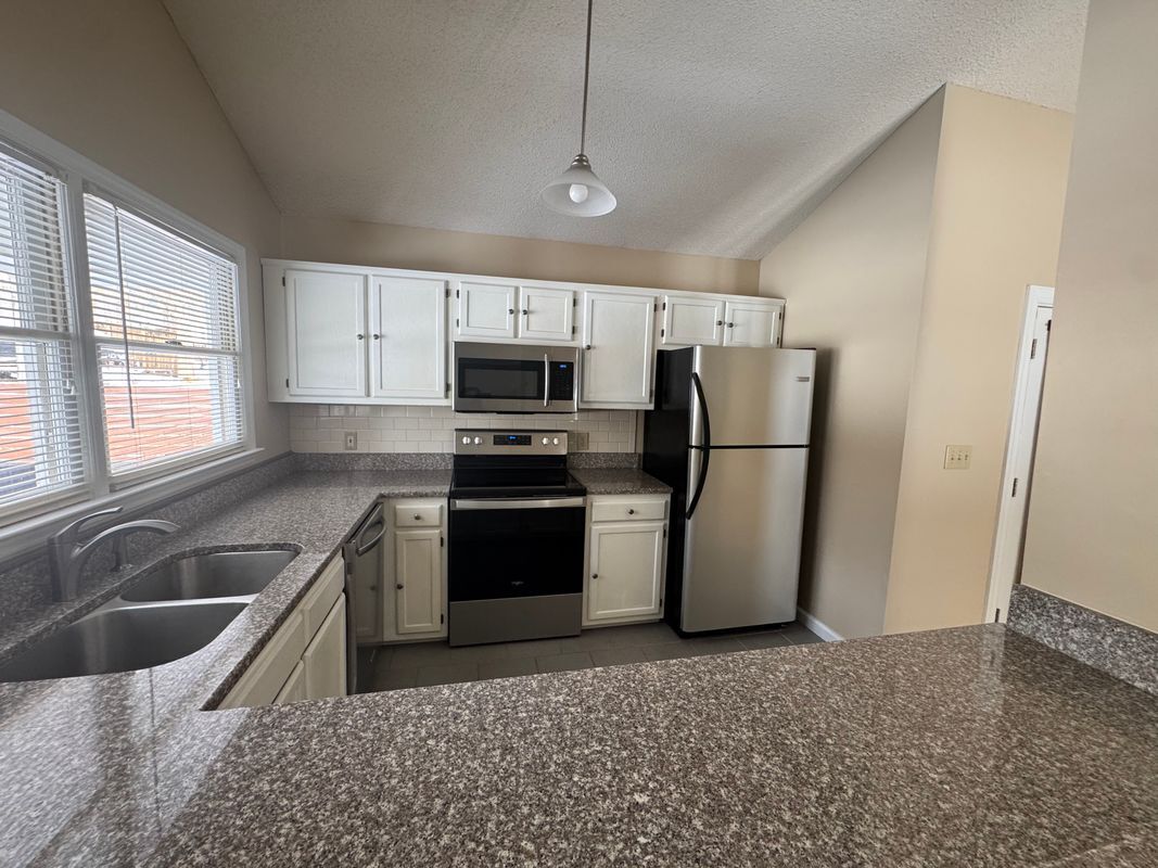 Building Photo - 4 Stonehouse Ct