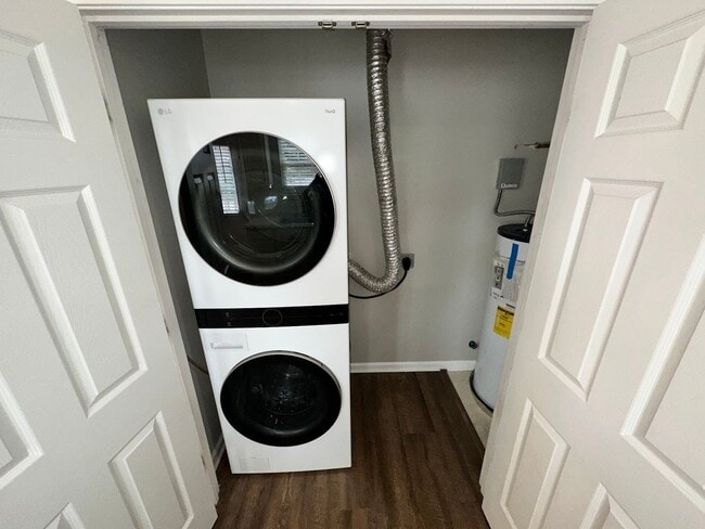 Building Photo - Lovely 2-Bedroom, 1.5-Bath Townhome in a Desirable Hamburg Location!