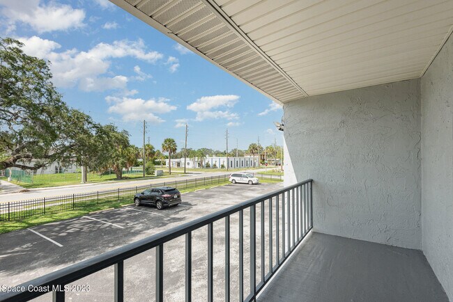 Building Photo - 1734 Avocado Ave