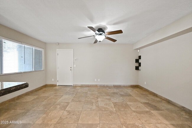 Building Photo - 1022 W Estrella Dr