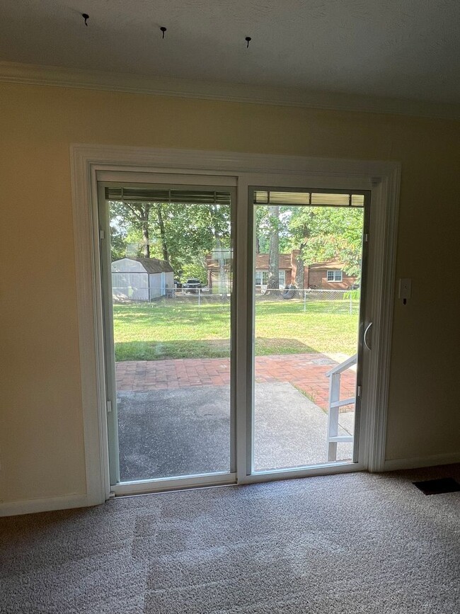 Building Photo - Conveniently Located Home with Fenced Back...