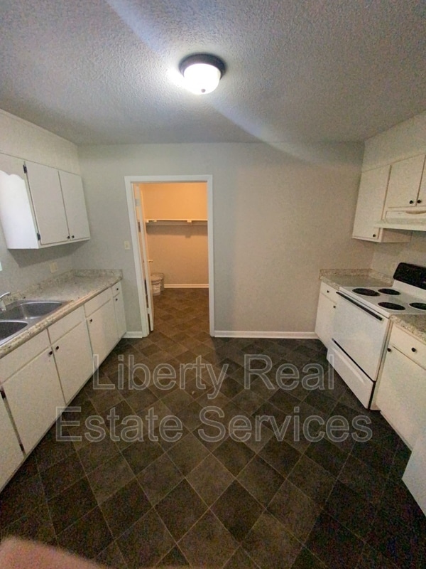 Building Photo - 228 Pointe S Dr