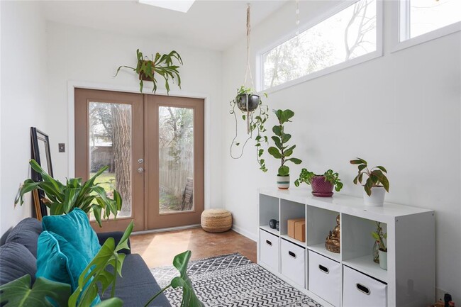 Building Photo - 3005 E 14th St