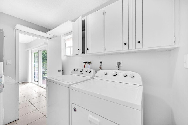 Building Photo - 6542 NW 24th Ct