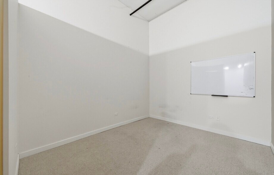 Building Photo - 1224 W Van Buren St