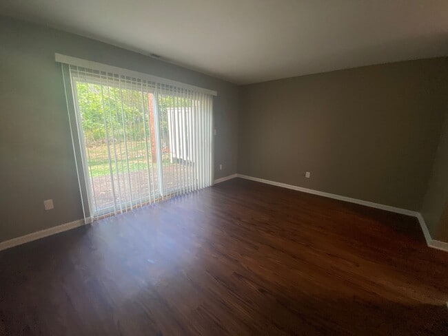 Building Photo - Moon Township - 2 Bedroom, 1.5 Bath Townho...