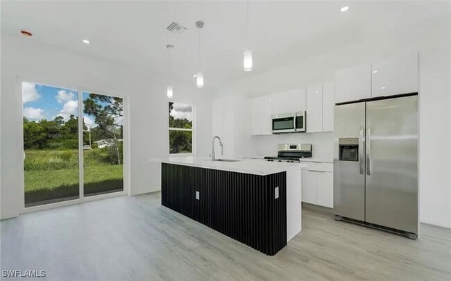 Building Photo - 722 Castlestone Ave S