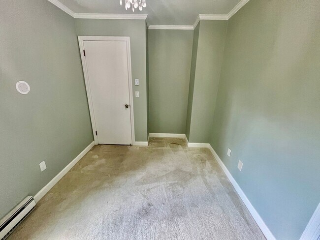 Building Photo - Charming 3 BR / 2 BA Top-Floor Condo | Blackberry Hill Village
