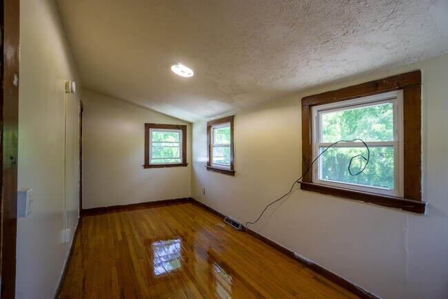 Building Photo - Available 6/1/26 - Single Family Home