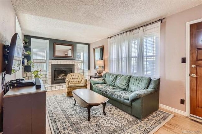 Building Photo - Great Location!  Updated Bungalow 2 bed, 1 bath with a bright open floorplan- fences yard- $500 o...
