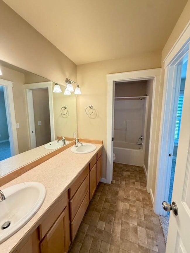 Building Photo - 3 Bedroom 3 Bathroom House Located Near a ...