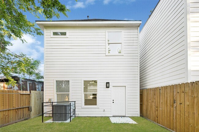 Building Photo - 9316 Waller St