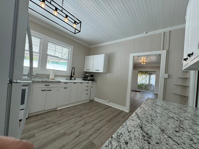 Building Photo - Charming detached single family Kaimuki 3 bdrm, 1 bath home on level lot