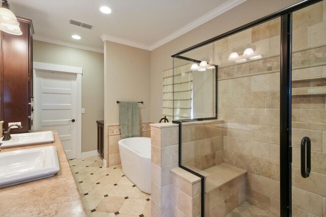 Building Photo - 4 Bed / 3.5 Bath | Crocker Village Brownst...